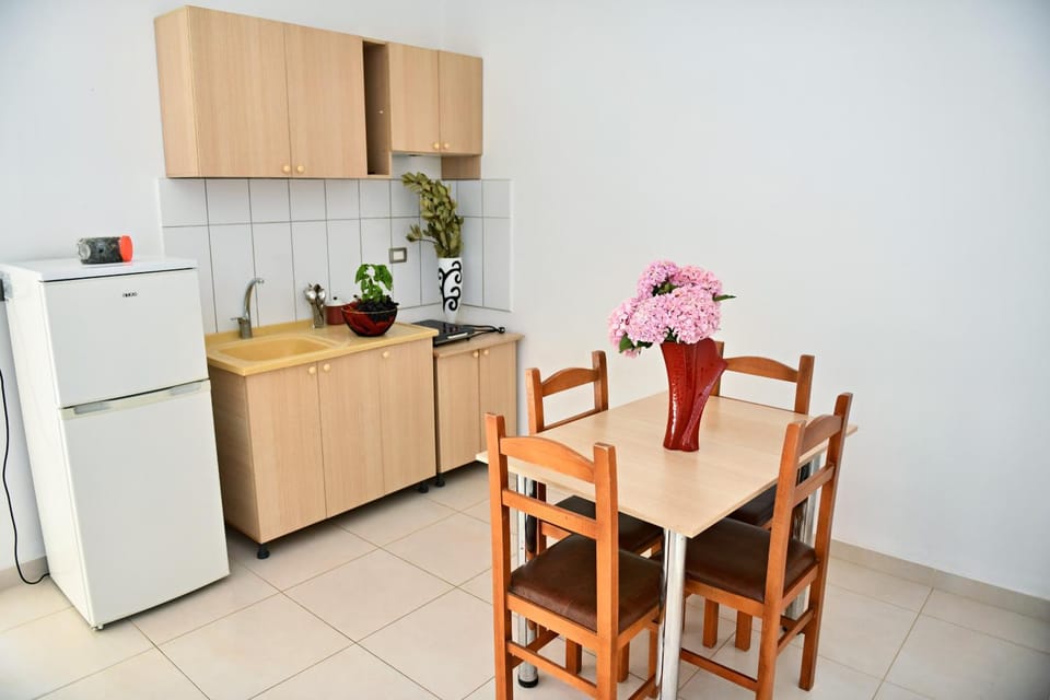 Kitchen or kitchenette, Dining area, oven