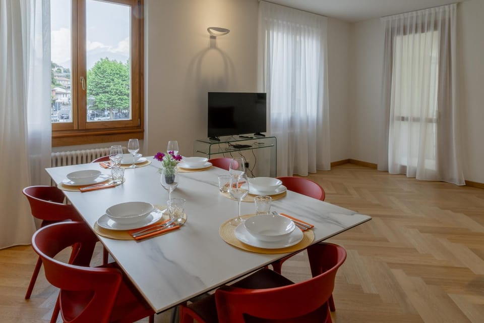 Dining area, Lake view, Mountain view