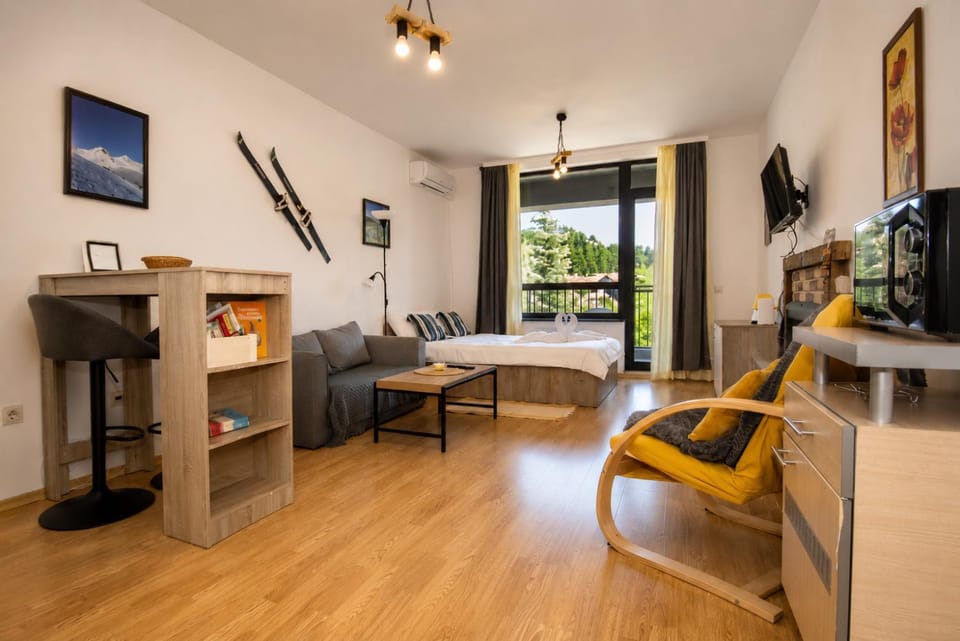 Communal lounge/ TV room, TV and multimedia, Living room, Seating area, Evening entertainment