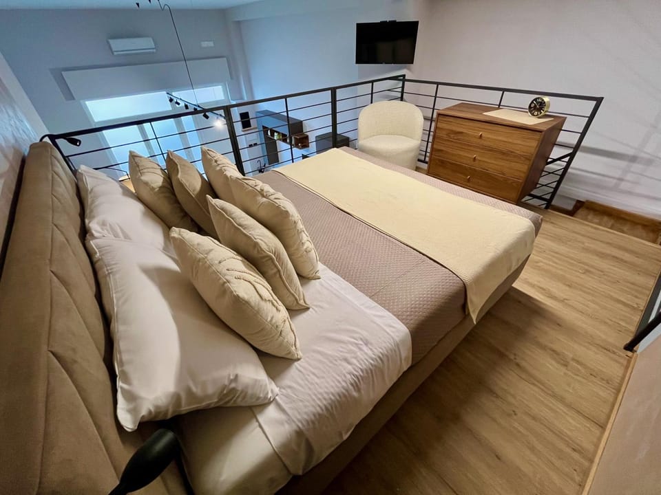 Bed, TV and multimedia, Bedroom, locker