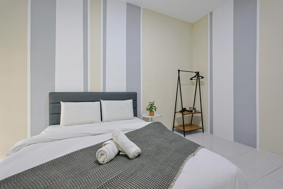 Bed, Photo of the whole room, Bedroom, towels
