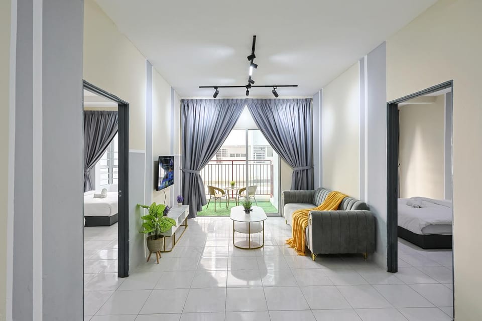 Shower, Property building, Patio, Patio, Nearby landmark, Communal lounge/ TV room, Bed, People, Bathroom, TV and multimedia, View (from property/room), Living room, Other, Other, Other, Photo of the whole room, Seating area, Bedroom, Text overlay, Guests, Guests, Guests, Landmark view, Landmark view, Entertainment, Seasons, Location, Family, Family, Family, VIP, VIP, VIP, kitchen, acessibility