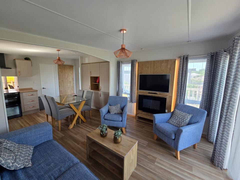 Communal lounge/ TV room, TV and multimedia, Living room, Seating area, Dining area
