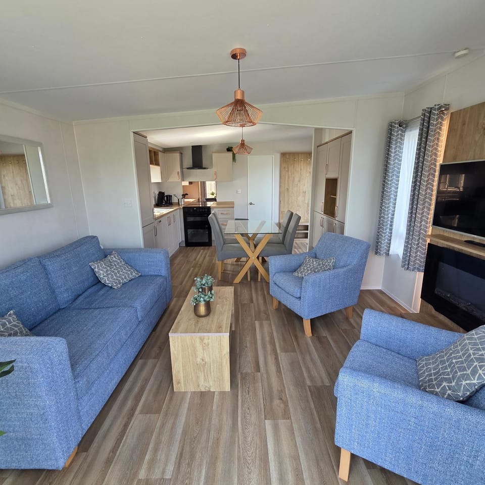TV and multimedia, Kitchen or kitchenette, Living room, Seating area, Dining area