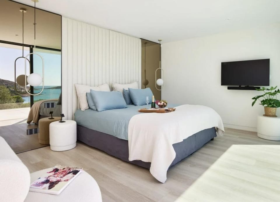 Communal lounge/ TV room, Bed, TV and multimedia, Living room, Photo of the whole room, Seating area, Evening entertainment, Bedroom