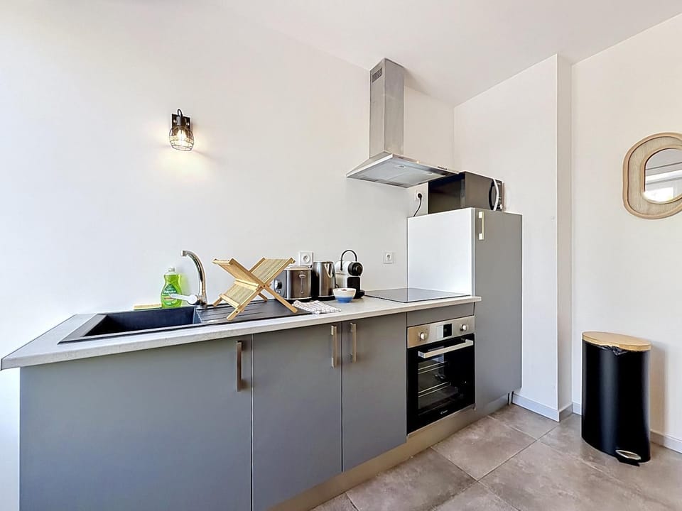 Coffee/tea facilities, Kitchen or kitchenette, oven, stove, toaster