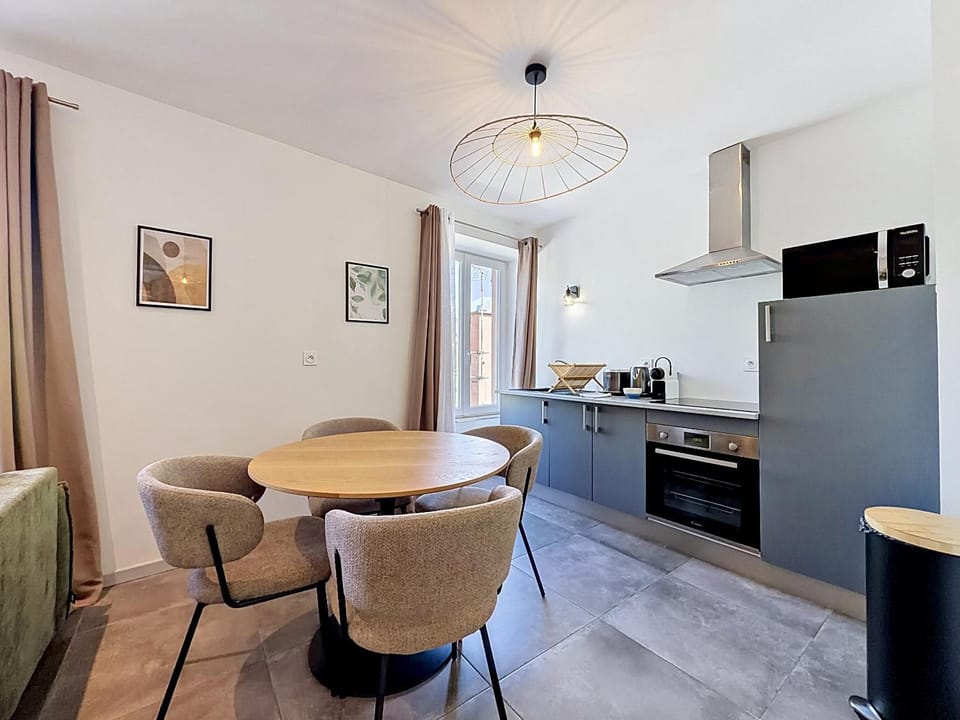 Kitchen or kitchenette, Seating area, Dining area, oven, stove, toaster