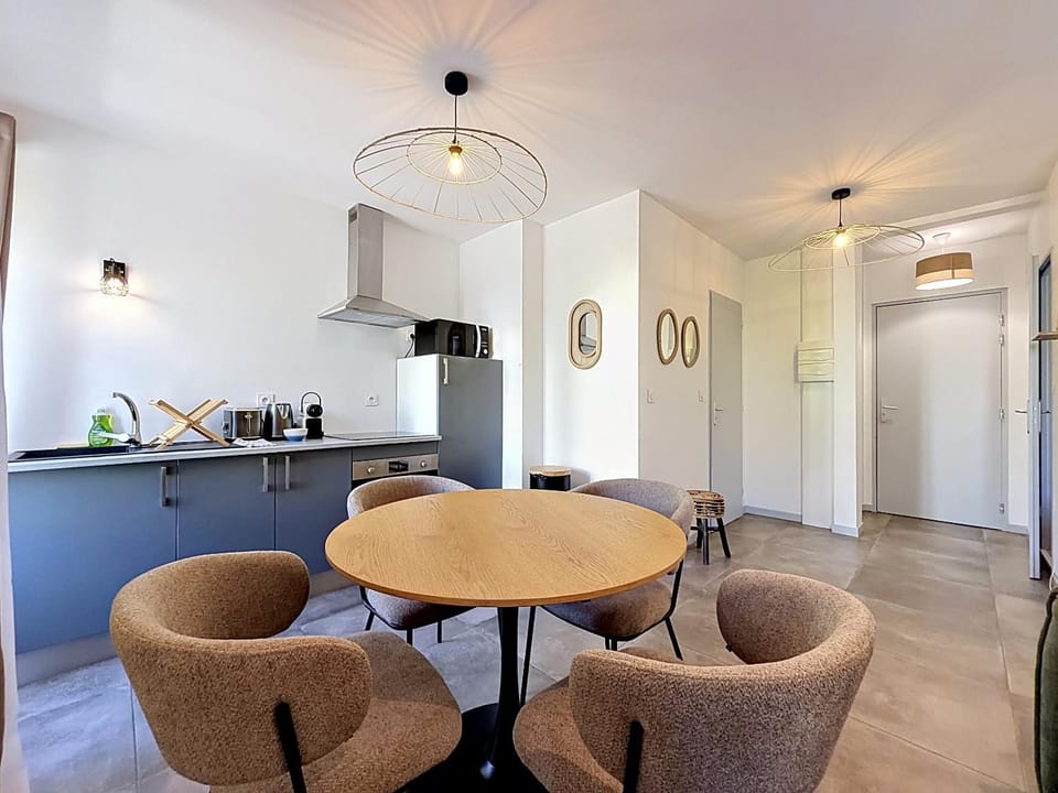 Coffee/tea facilities, Kitchen or kitchenette, Seating area, Dining area, oven, stove
