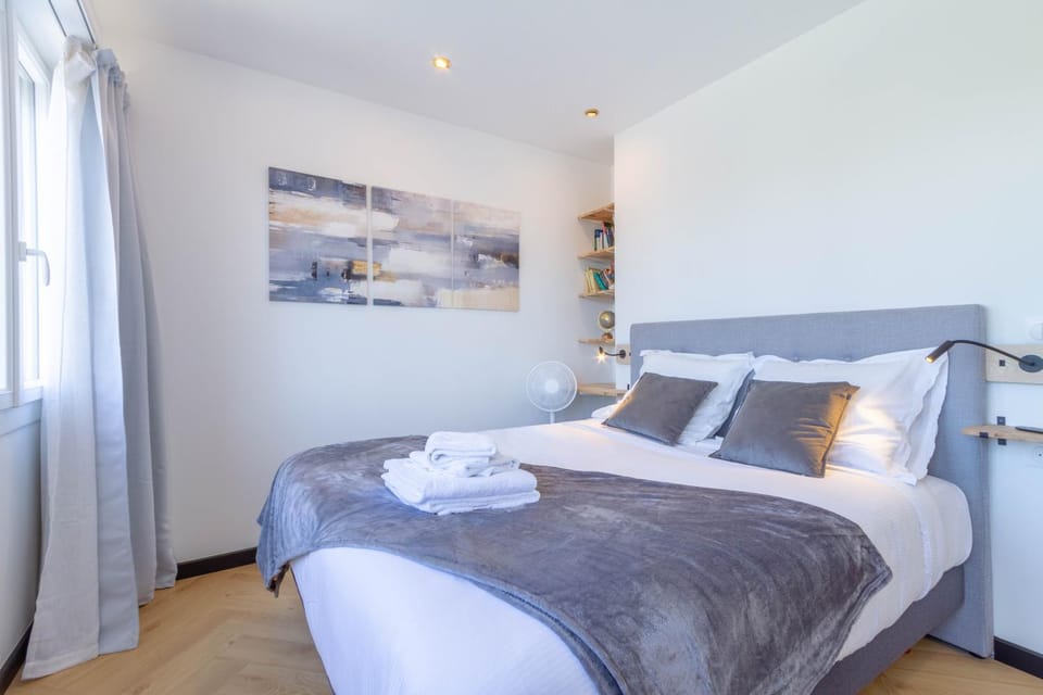 Bed, Photo of the whole room, Bedroom, towels