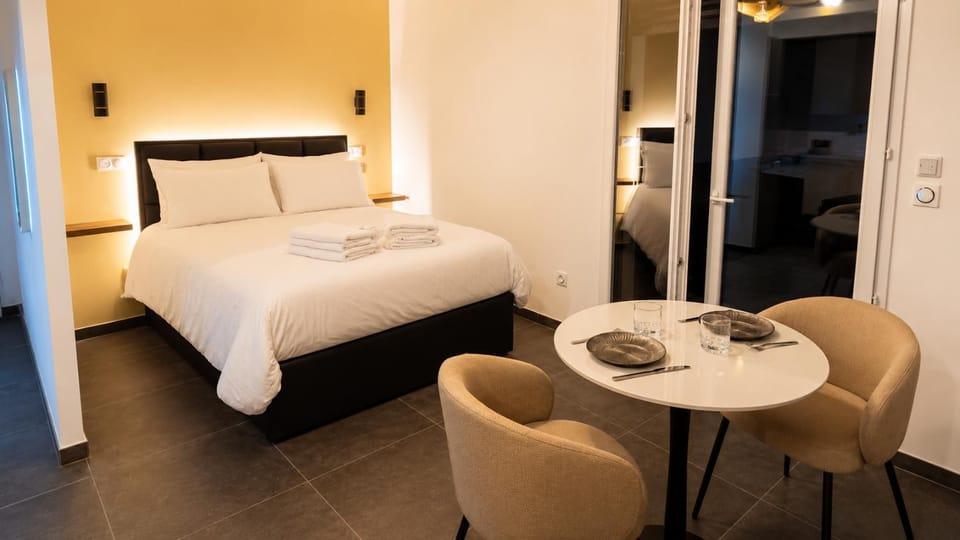 Photo of the whole room, Dining area, Bedroom