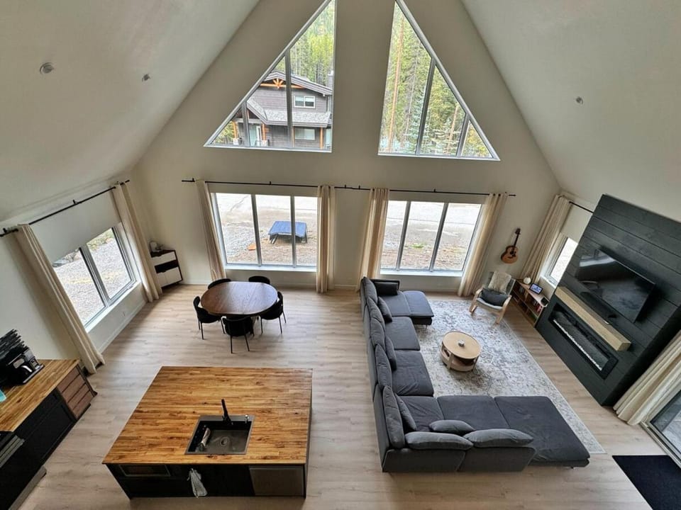 Quiet detached home steps from all the action! Chalet in British Columbia