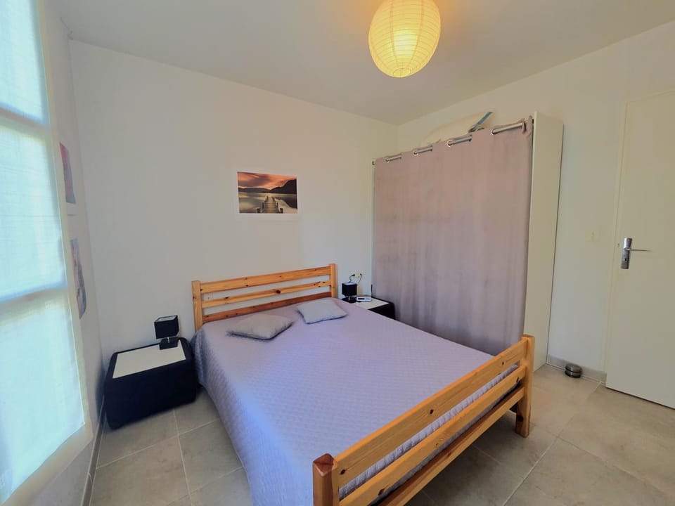 Bed, Photo of the whole room, Bedroom, storage