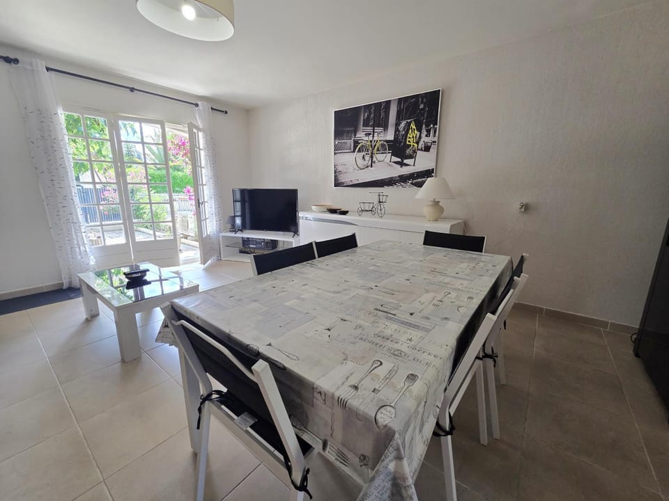 TV and multimedia, Dining area, air conditioner