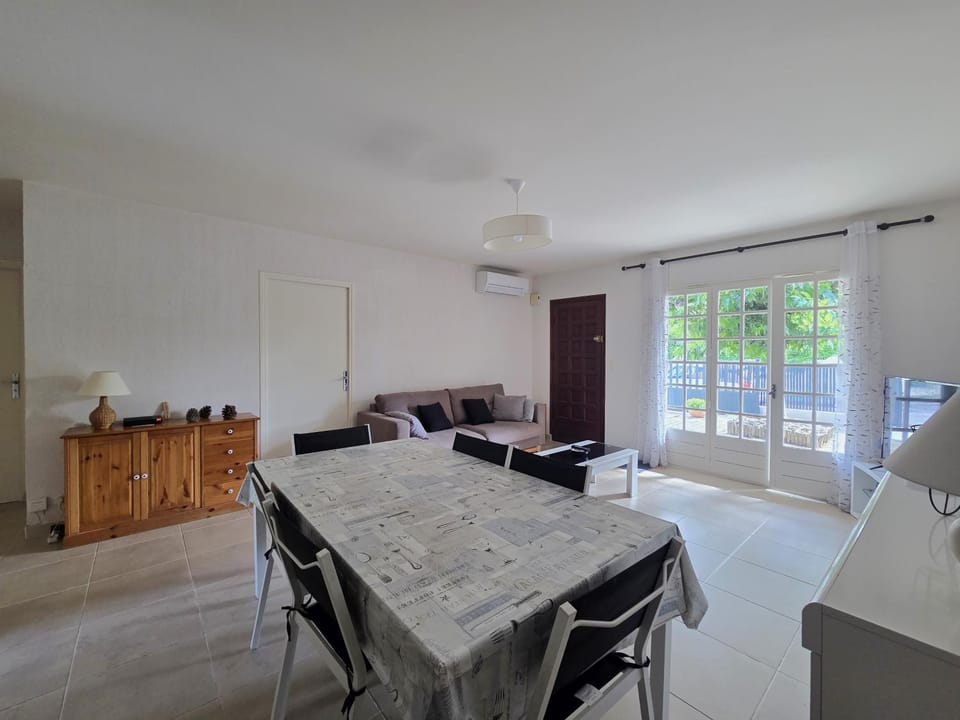 TV and multimedia, Living room, Seating area, Dining area, Inner courtyard view, internet, air conditioner
