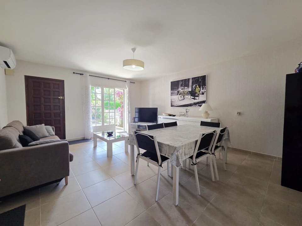 TV and multimedia, Living room, Seating area, Dining area, internet, air conditioner
