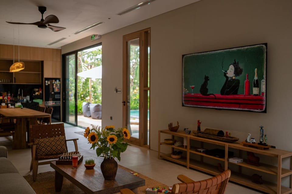 TV and multimedia, Living room, Seating area, Dining area