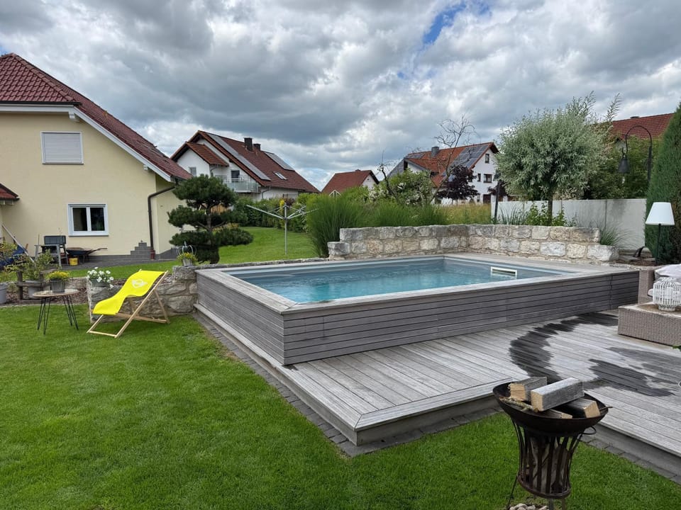 Day, Swimming pool, sunbed