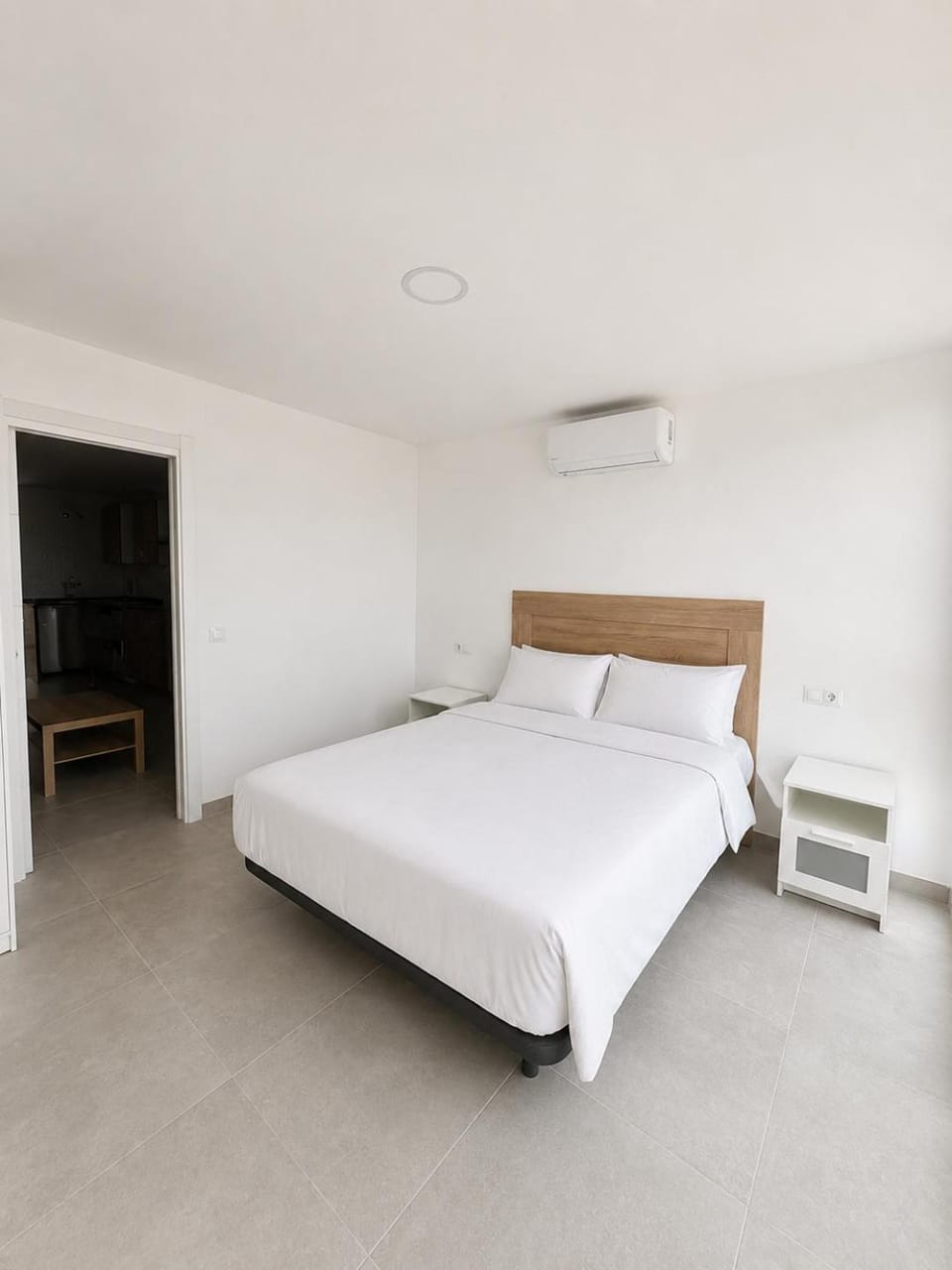 Bed, Photo of the whole room, Bedroom, air conditioner
