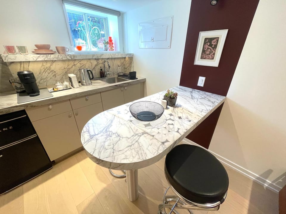 Coffee/tea facilities, Kitchen or kitchenette, Dining area
