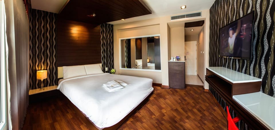 Bed, Living room, Photo of the whole room, Decorative detail, Seating area, Bedroom, towels
