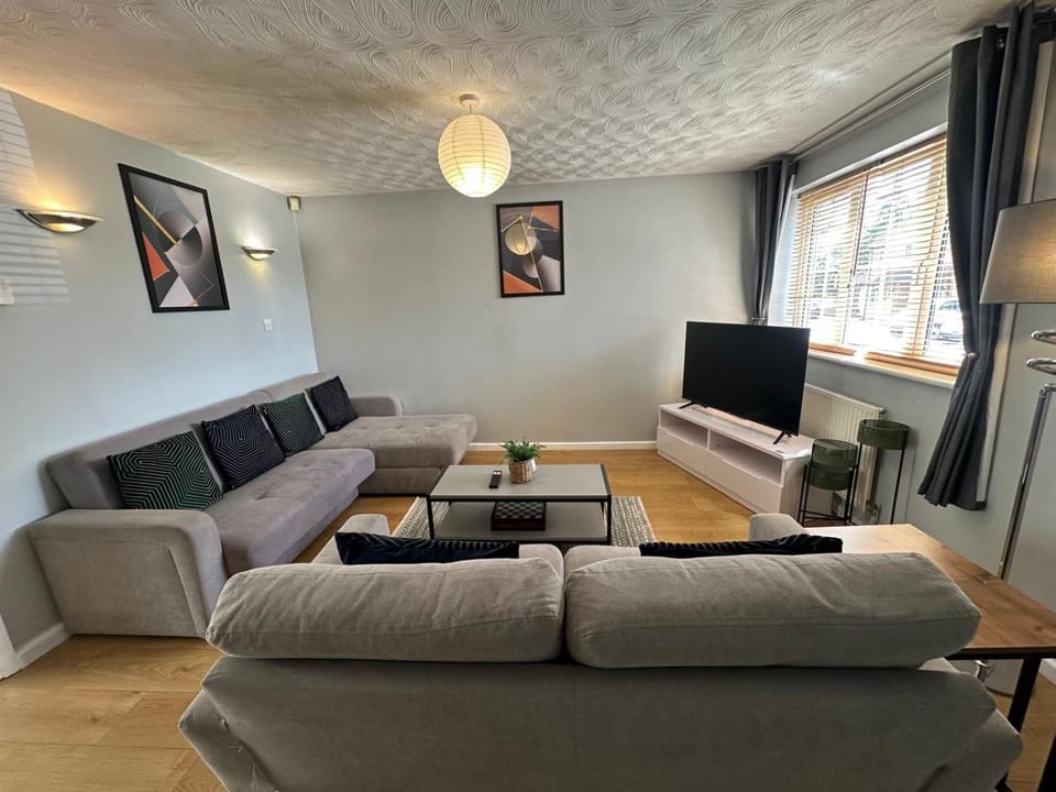 Communal lounge/ TV room, TV and multimedia, Living room, Seating area, Evening entertainment