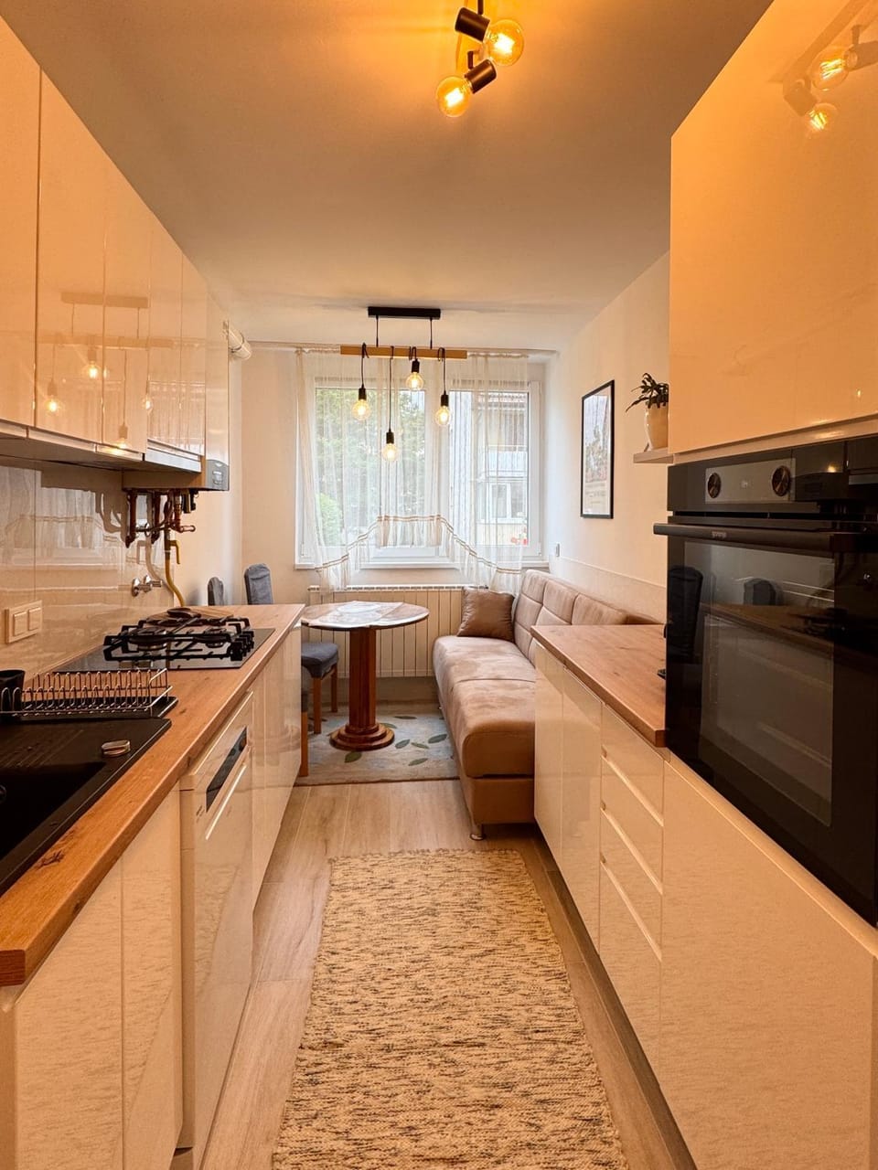 Kitchen or kitchenette, Dining area, minibar, oven