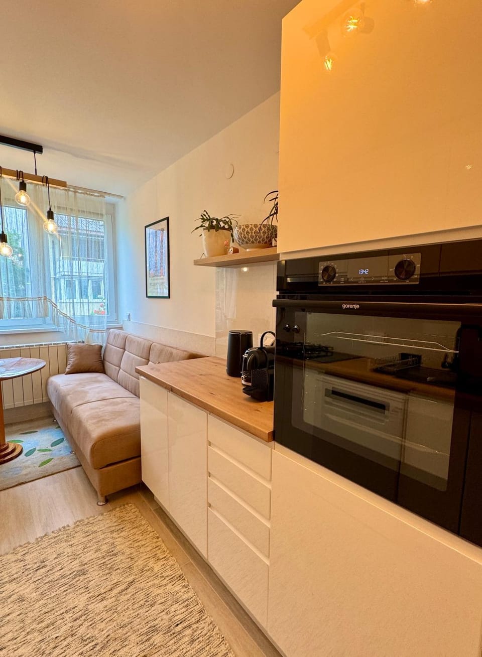 Kitchen or kitchenette, Dining area, oven