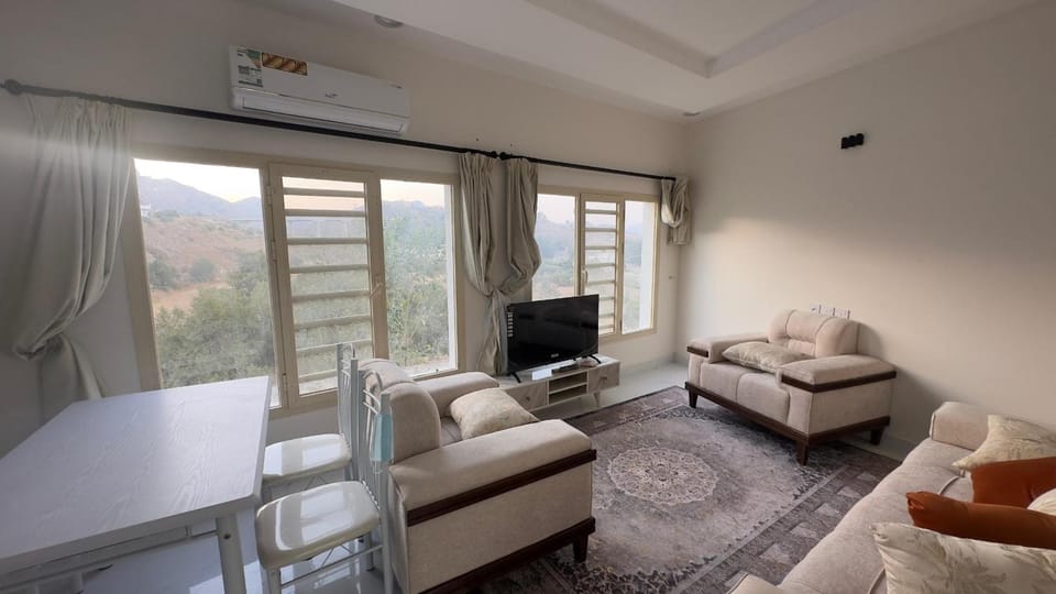 Natural landscape, TV and multimedia, Living room, Seating area