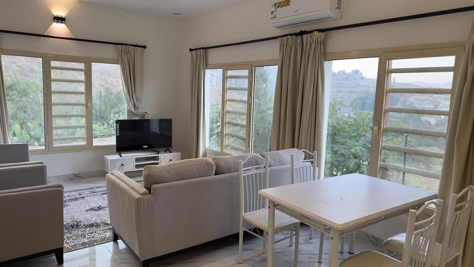 Living room, Dining area