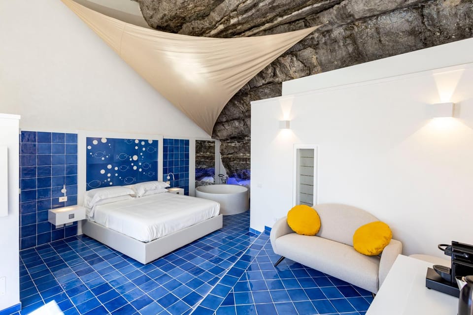 Bed, Living room, Photo of the whole room, Seating area, Bedroom