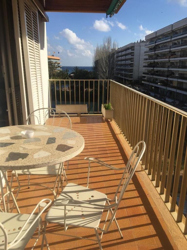 Cozy Apartment & Parking for Families-Fenals Beach Apartment in Lloret de Mar