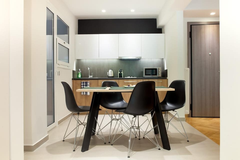 Kitchen or kitchenette, Dining area