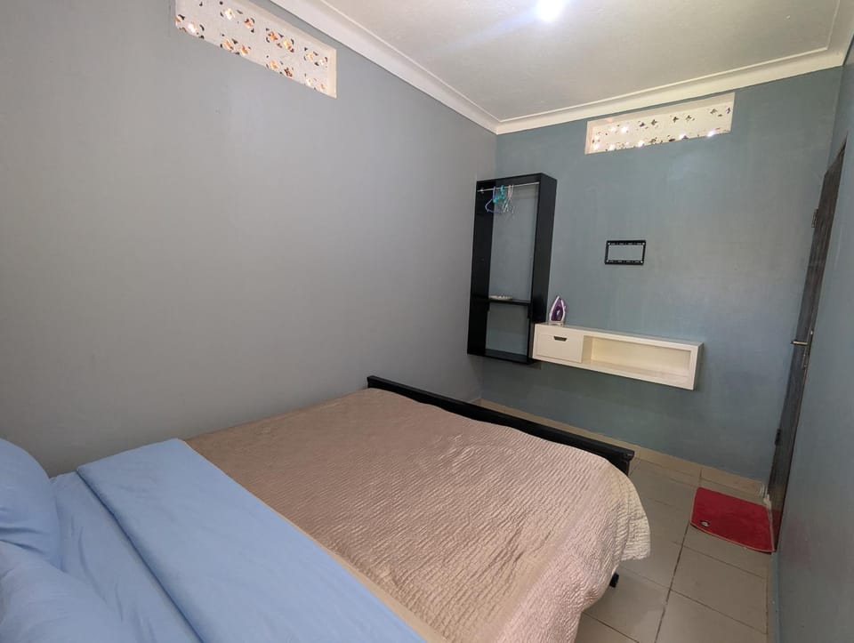 Room 1 close to UN base & Airport Campground/ 
RV Resort in Uganda