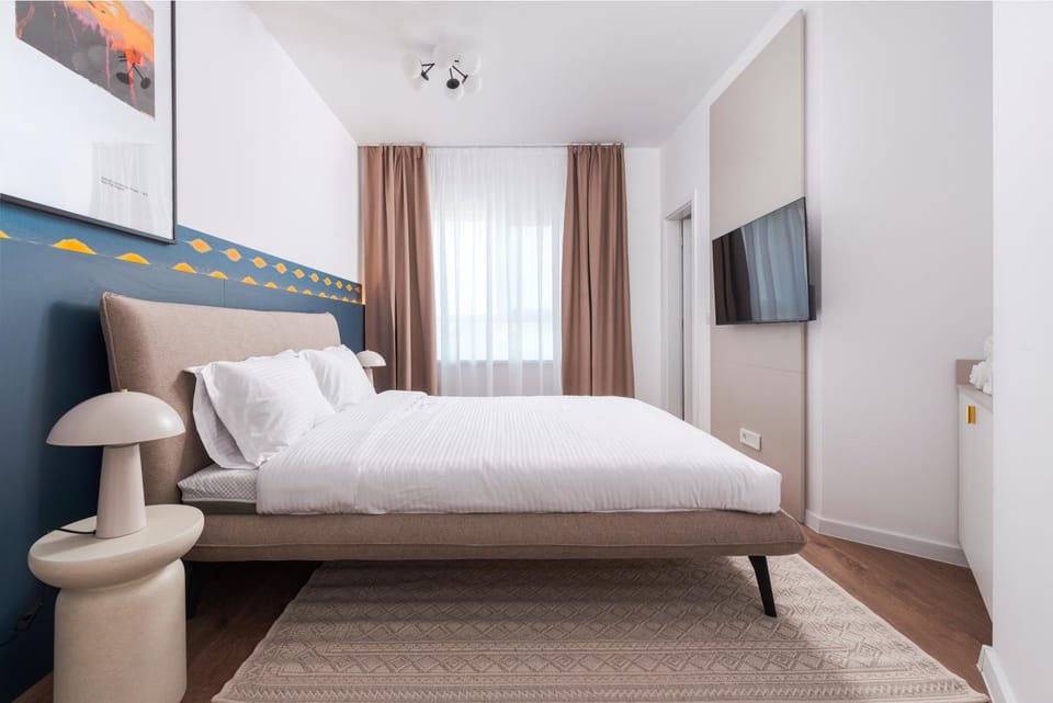 Bed, TV and multimedia, Bedroom