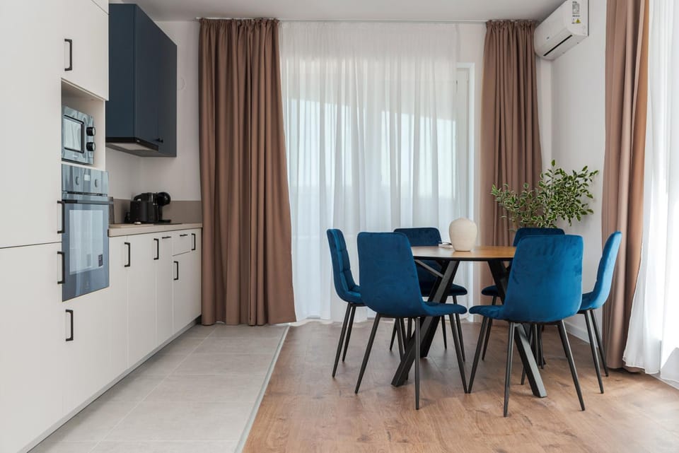 Kitchen or kitchenette, Living room, Seating area, Dining area, oven