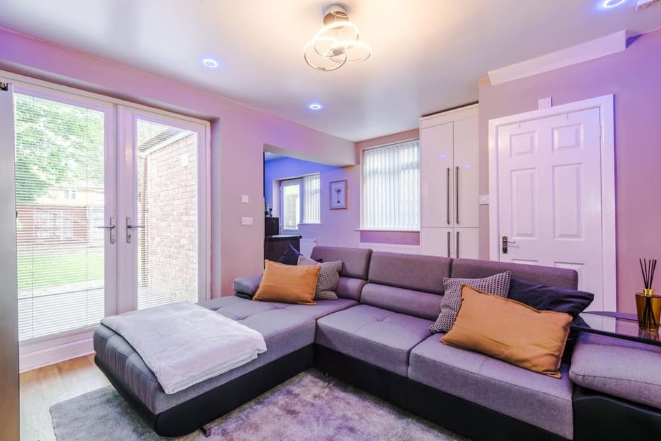 3 bed house Driveway Workspace Sleeps 7 House in Manchester