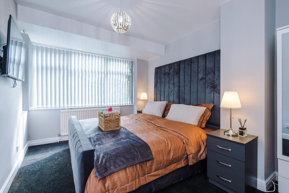 3 bed house Driveway Workspace Sleeps 7 House in Manchester