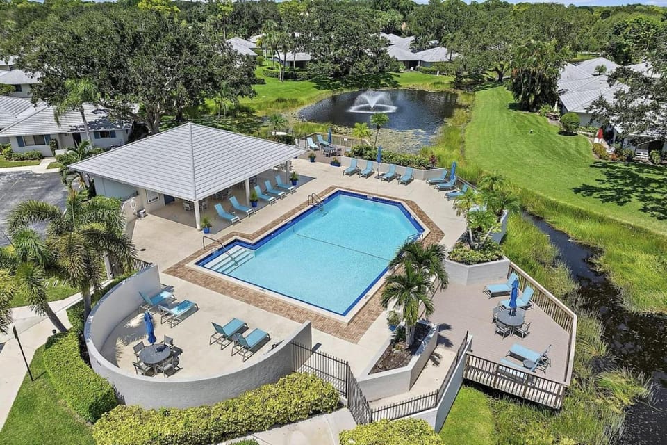 PGA National Cottage Pool, Patio & Golf House in Palm Beach Gardens