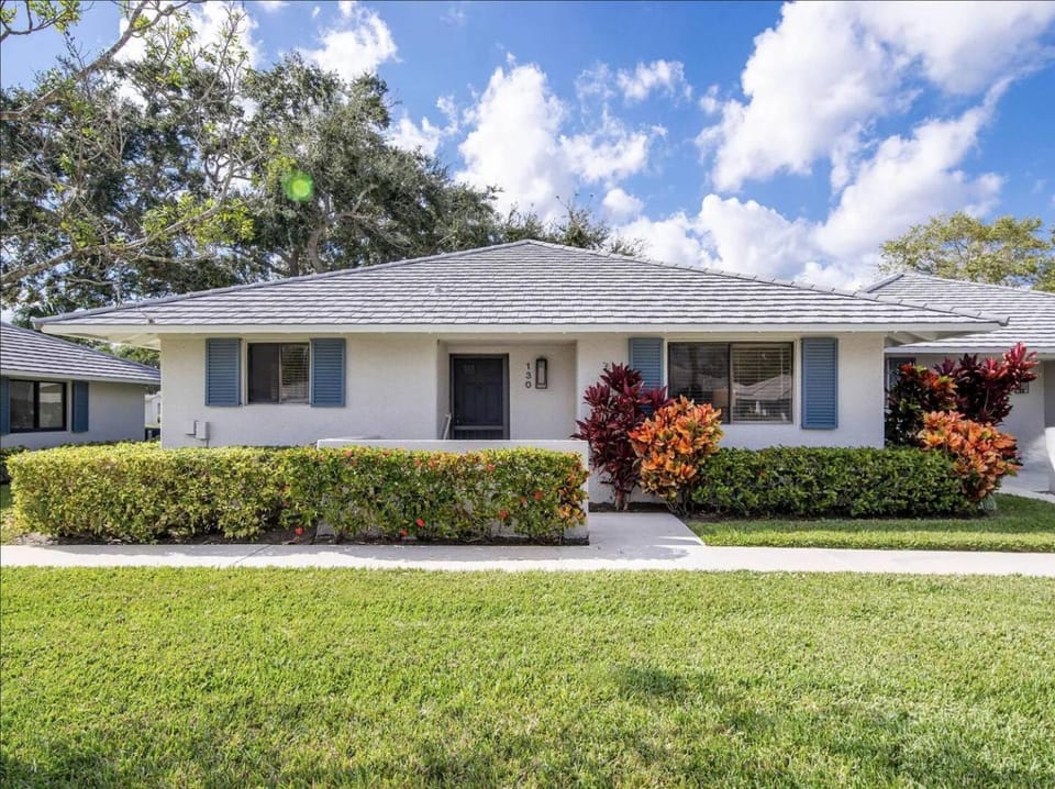PGA National Cottage Pool, Patio & Golf House in Palm Beach Gardens