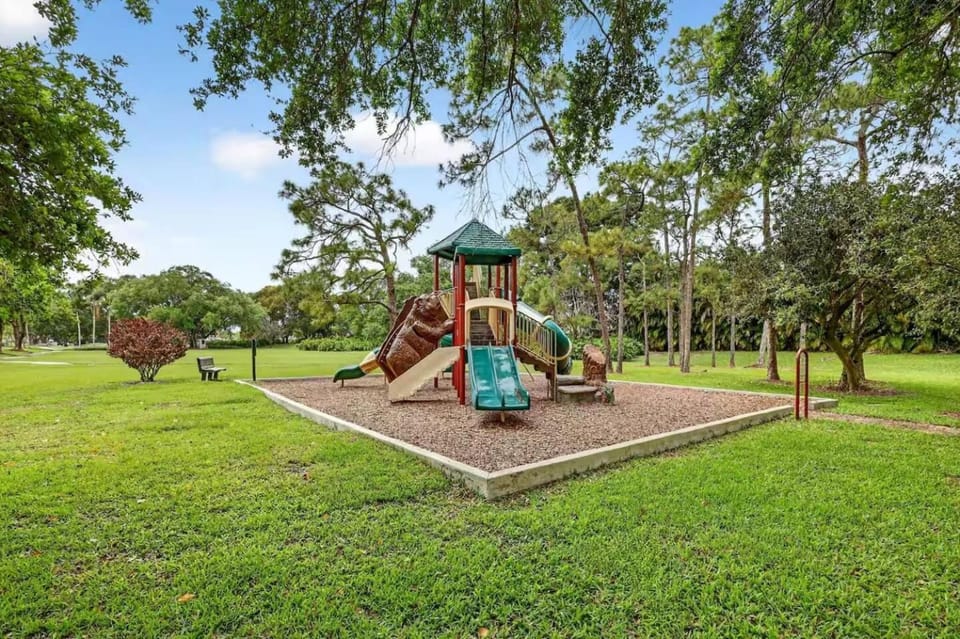PGA National Cottage Pool, Patio & Golf House in Palm Beach Gardens