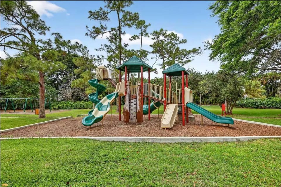 PGA National Cottage Pool, Patio & Golf House in Palm Beach Gardens