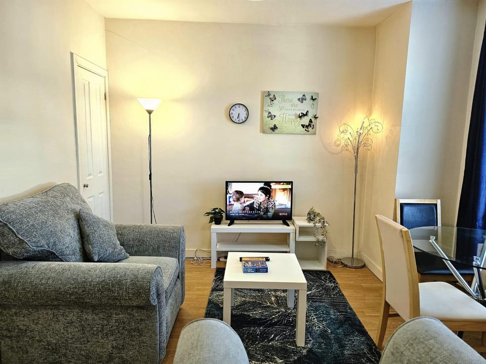 Communal lounge/ TV room, TV and multimedia, Living room, Seating area