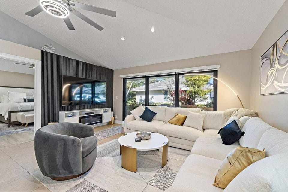 Luxe Corner PGA Cottage Pool Walk to Resort House in Palm Beach Gardens