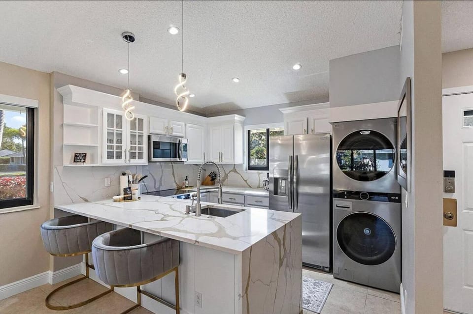 Luxe Corner PGA Cottage Pool Walk to Resort House in Palm Beach Gardens