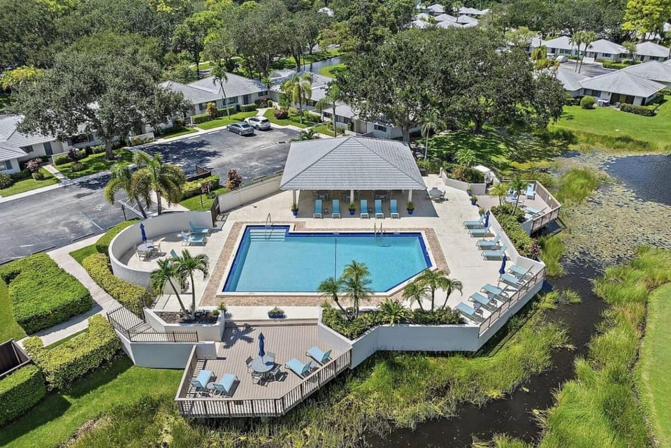Luxe Corner PGA Cottage Pool Walk to Resort House in Palm Beach Gardens