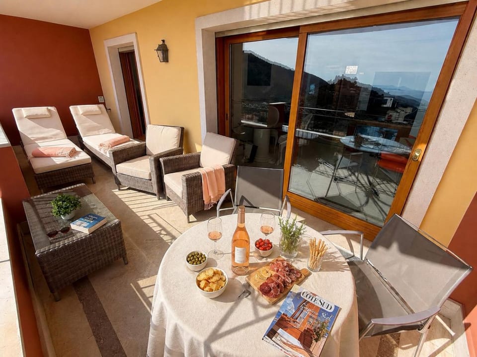 L'étoile d'Eze, heated pool, tennis court, guardian, sea view, lux, calm Apartment in Eze
