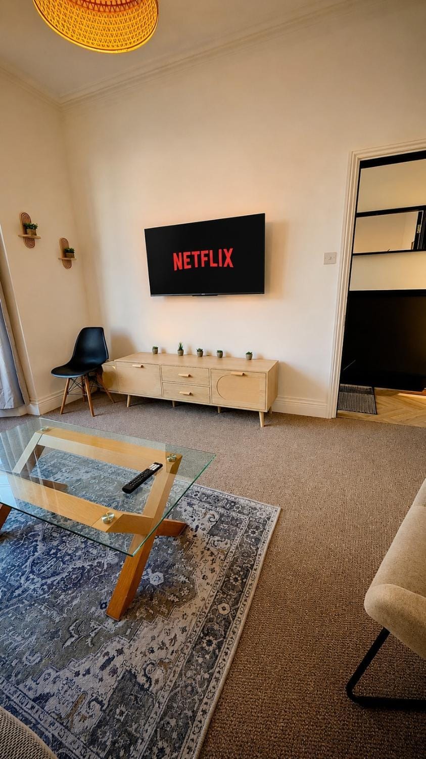 Communal lounge/ TV room, TV and multimedia, Living room, Seating area, Evening entertainment