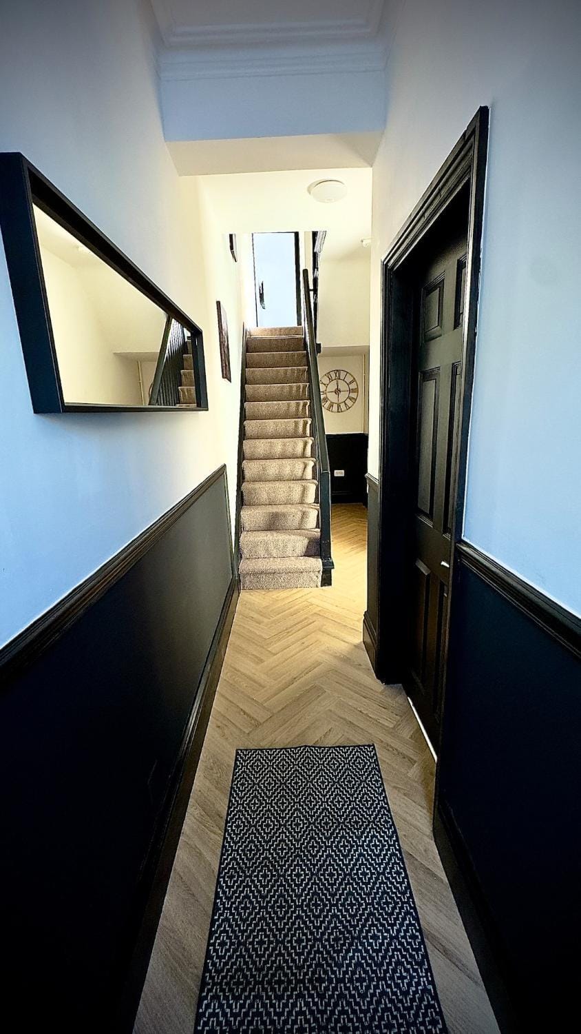 2 bed and 2 bed with en-suite Home Sleeps 10 BBQ & Netflix House in Grimsby
