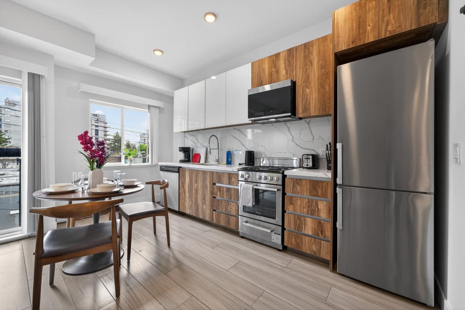 Bright 2BR West End Apartment Close to Beaches Apartment in Vancouver
