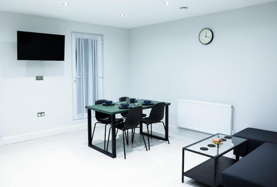 New 1BR Apt - Sleeps 4 - Free parking & Wi-Fi Apartment in London